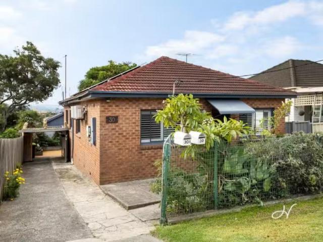 Charming 3 BR 30 Bethlehem Street, Cringila House for rent Li.