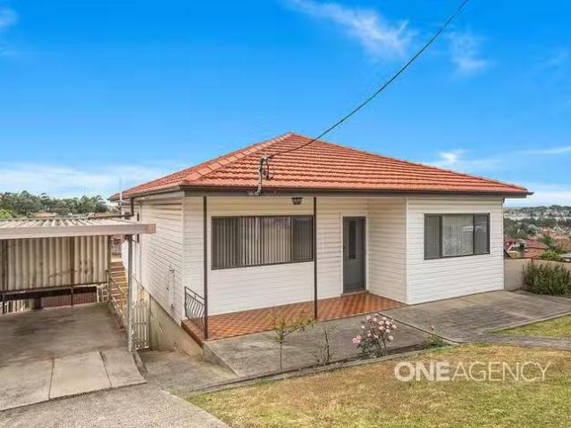 For Rent! 3 BR 31 Weringa Avenue, Lake Heights, NSW 2502