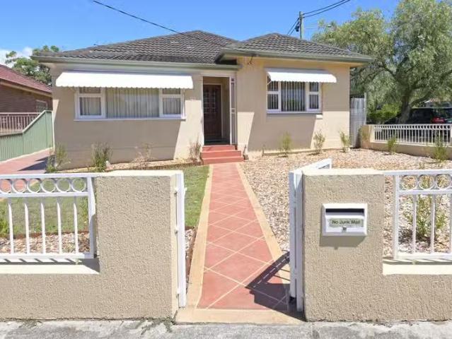 Just in! 3 BR 31 Florence Avenue, EASTLAKES, NSW 2018 House.