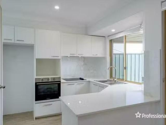 Cozy 3 BR 32 Skylark Retreat, Ballajura, WA 6066