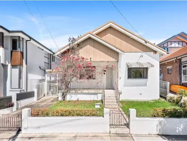 Unique 3 BR 37 Russell Street, RUSSELL LEA House for rent Lis.