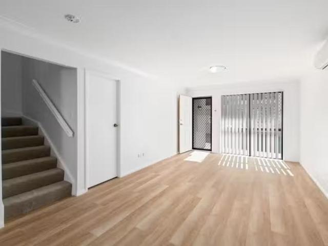 For Rent! 3 BR 3/70 York Street, Coorparoo Townhouse for rent.