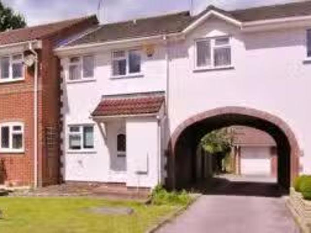 Nice 3 BR Property & Houses to Rent: Albert Road, Bagshot, Sur.