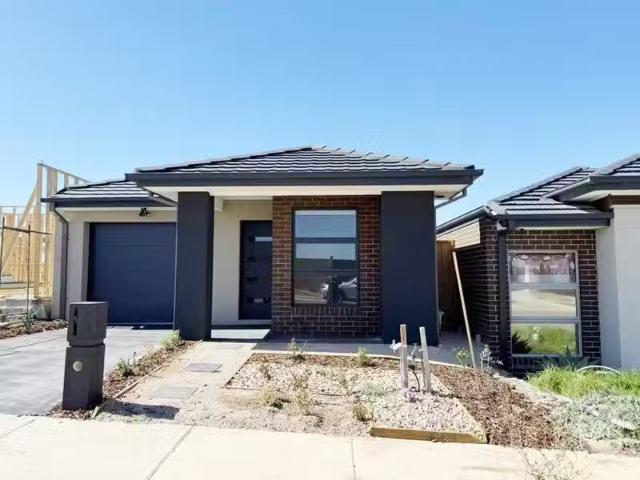 Charming 3 Satori Street, Mambourin VIC 3024