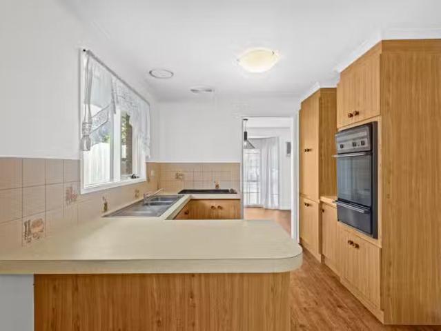Cheap 107 Lesdon Avenue, Cranbourne VIC 3977