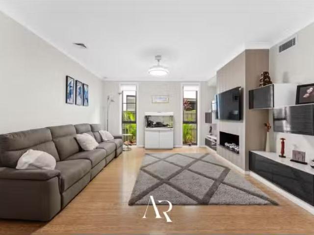 For Rent! 10 Bardo Circuit, Revesby Heights House for rent Li.