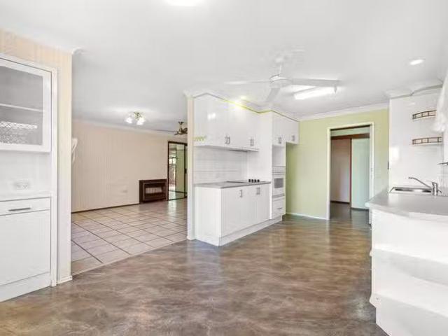 Charming 10 Damian Crescent, Kearneys Spring, QLD 4350