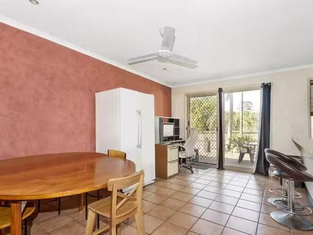 Nice 10 Mooloolah Court, Hillcrest, QLD 4118