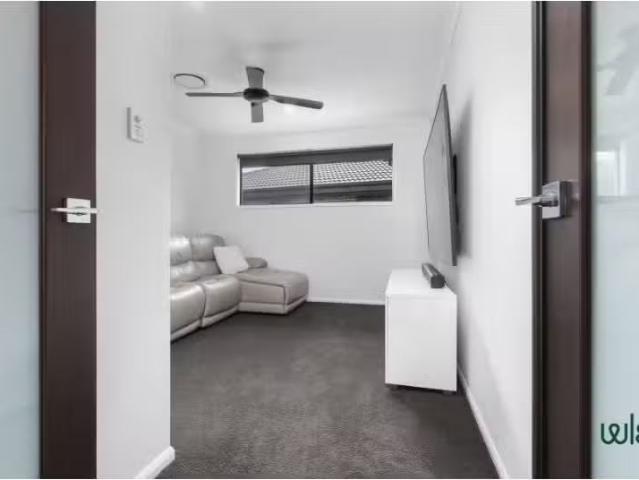 Rental! 10 Medlar Circuit, Gillieston Heights House for rent.