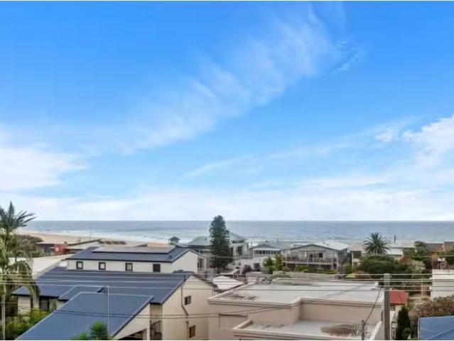 Charming 1/100 Ocean View Drive, Wamberal Apartment for rent.