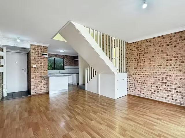 Charming 11/29 Wood Street, SWANSEA Townhouse for rent Listed.