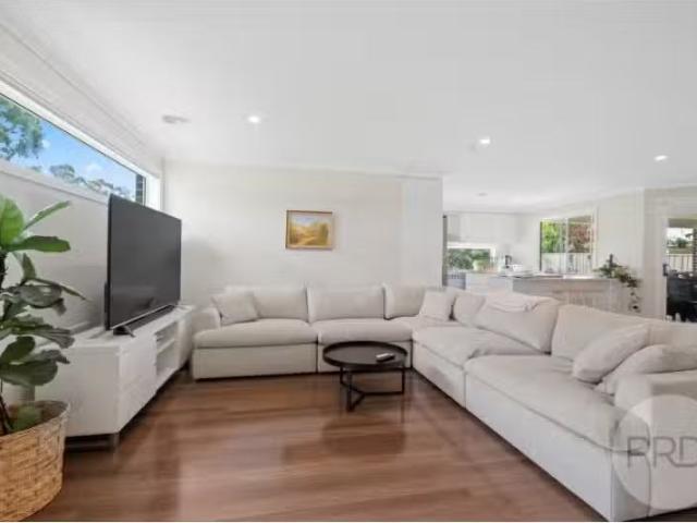 Nice 1/12 Trumper St, Boorooma House for rent Listed by Marni.
