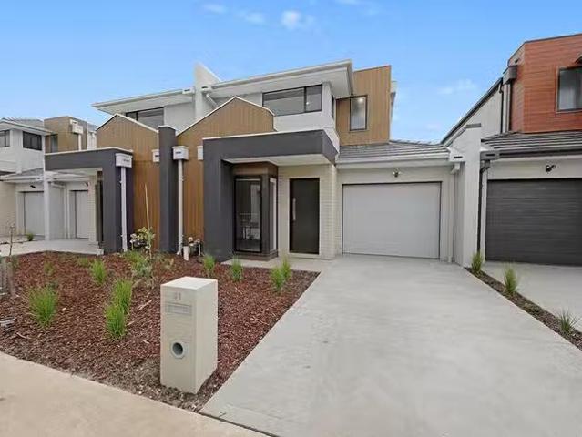 Cheap 11 Hanford Lane, Wallan, VIC 3756