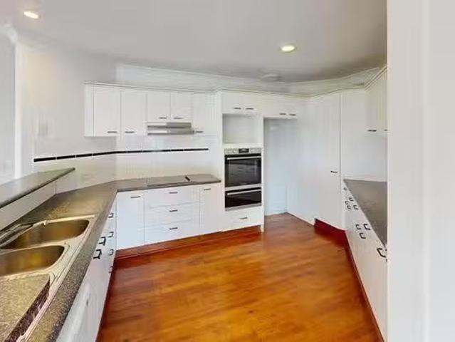 Charming 11 Serafini Court, Elanora, QLD 4221