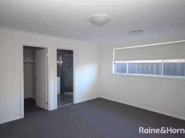 For Rent! 11 Wattlebird Road, SOUTH NOWRA Townhouse for rent.