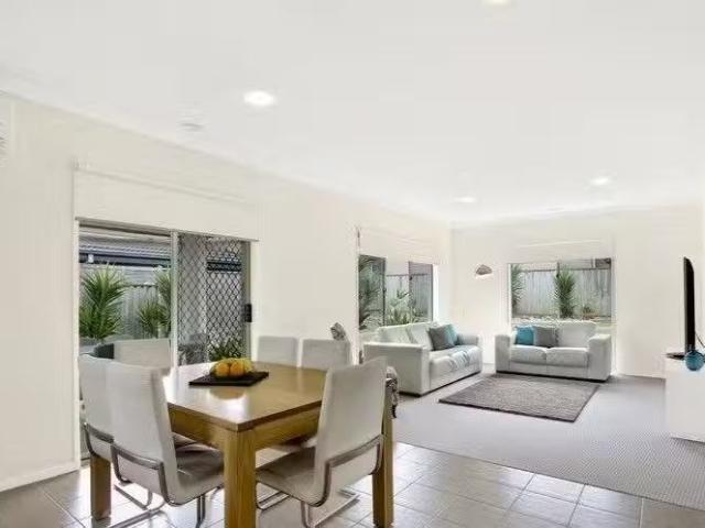 Deal! 124 Sandhurst Boulevard, Sandhurst, VIC 3977 House for.