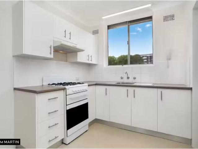 Cheap 12/66 Mascot Drive, Eastlakes Apartment for rent Listed.