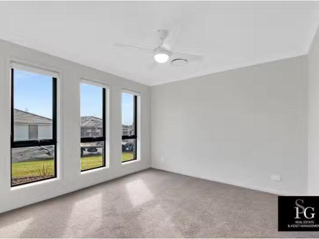 Deal! 1/28 Corymbia Circuit, Heddon Greta Townhouse for rent.