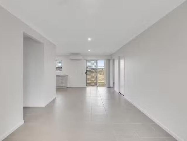 Cozy 1/23 Aquila Drive, Meringandan West, QLD 4352