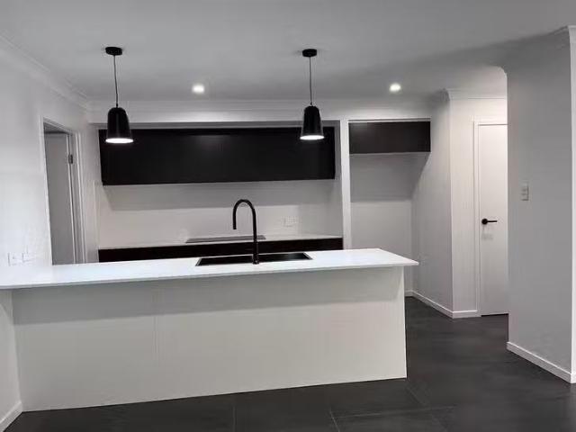 Unique 123 Belvedere Drive, Spring Mountain, QLD 4300