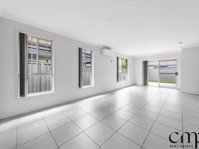 Charming 12 Gibbs Crescent, CATHERINE FIELD House for rent Li.