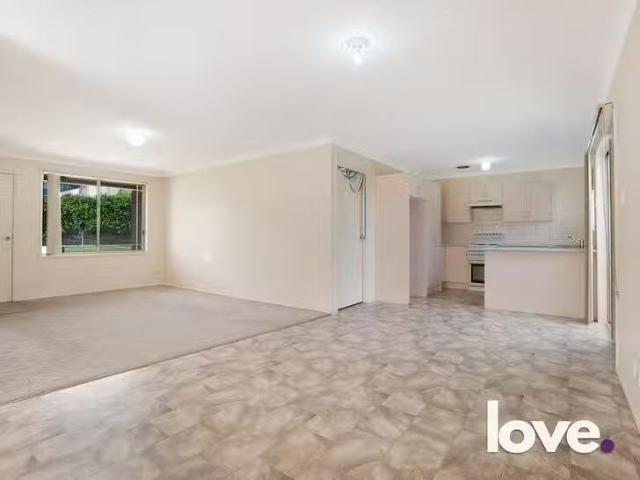Unique 1/2 Hillview Crescent, Macquarie Hills, NSW 2285
