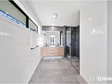 Queanbeyan West, Victoria - Balcony, Air conditioning