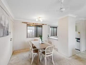 Cozy 130 Stradbroke Avenue, Wynnum, QLD 4178