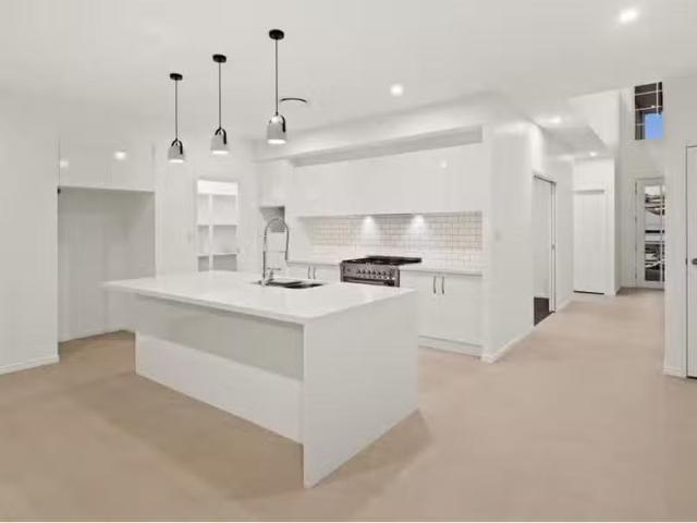 Cheap 131 Macrossan Avenue, Norman Park House for rent Listed.