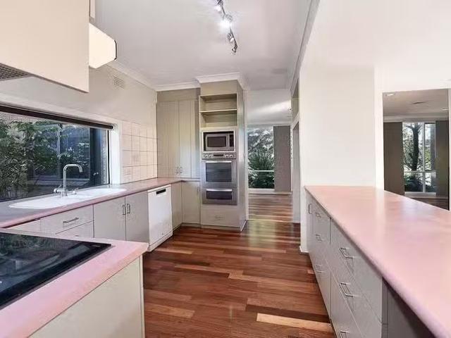 Cozy 132 Rachelle Road, Keilor East, VIC 3033