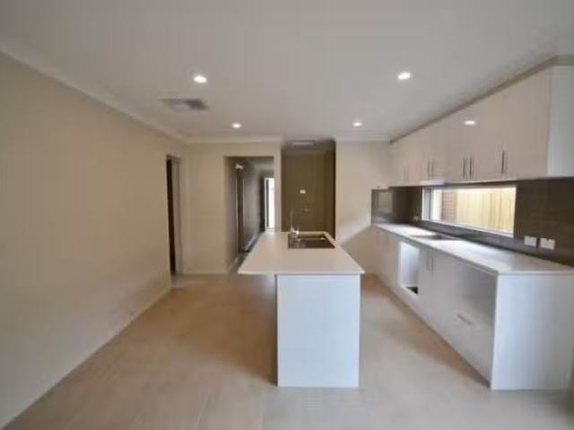 Cheap 13 Mulligan Circuit, Officer VIC 3809 House For Lease