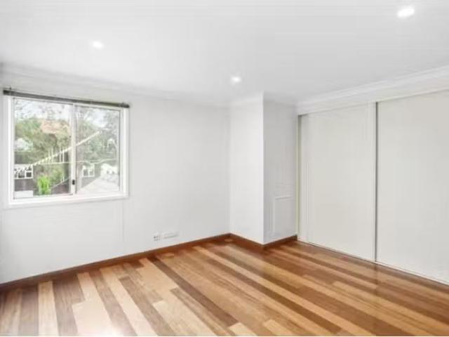 Cheap 145A Old South Head Road, Bondi Junction House for rent.