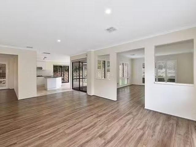 Just in! 14 Willowtree Crescent, Niddrie, VIC 3042
