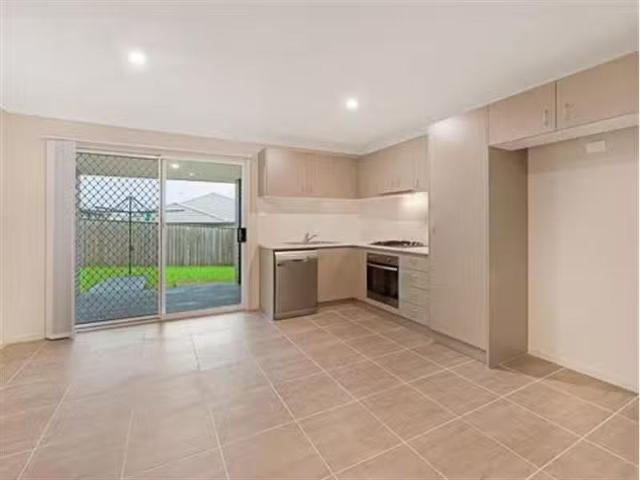 Unique 14A Jersey Street, GILLIESTON HEIGHTS Townhouse for ren.