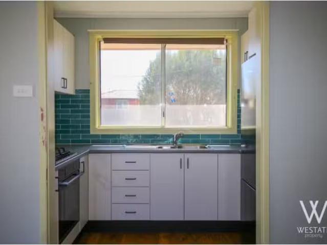 Nice 15 Currawong Street, Bathurst House for rent Listed by L.
