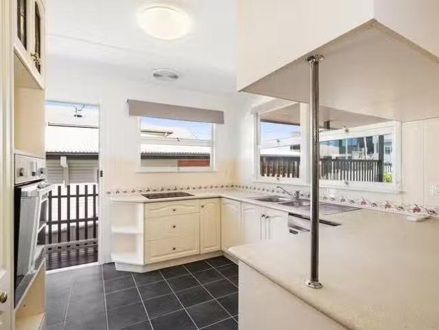 Charming 15 Joan Street, Norman Park, QLD 4170