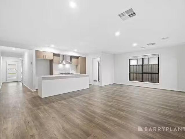 Cozy 15 Overall Street, Lucas, VIC 3350