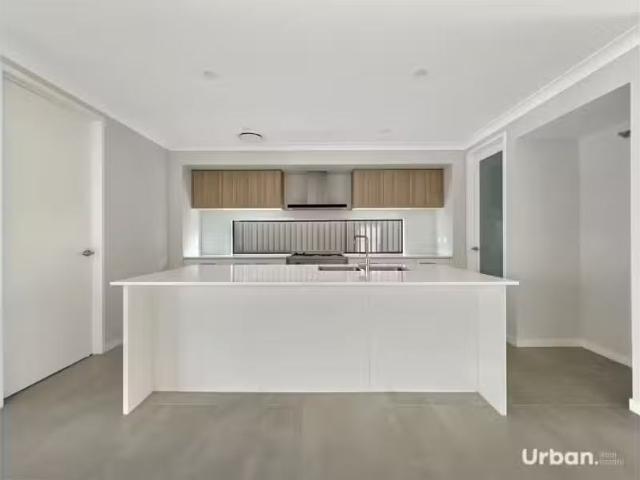 Cozy 15 Madigan Street, Oran Park House for rent Listed by De.