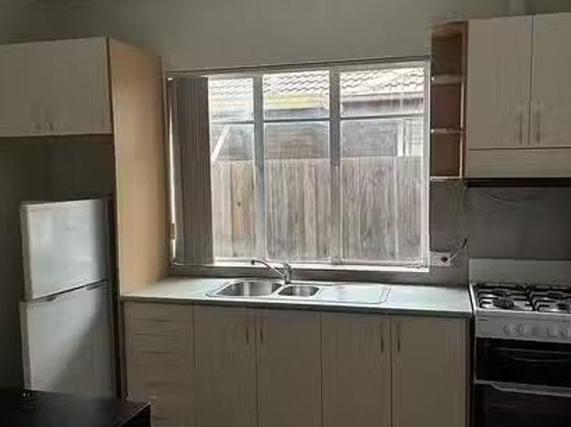 For Rent! 1/6 Kings Road, St Albans, VIC 3021