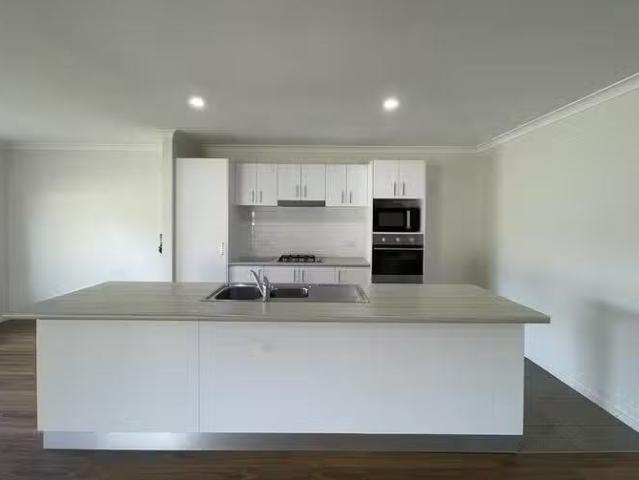 Cozy 16 Harry Crescent, Hamilton Valley, NSW 2641