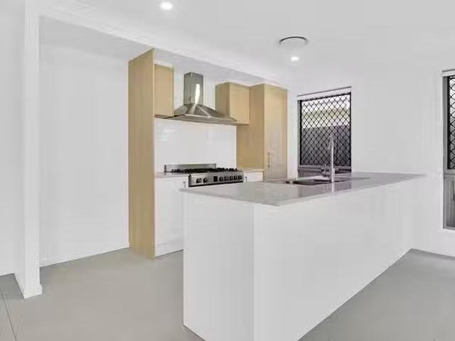 Charming 16 Hilltop Circuit, Pallara, QLD 4110