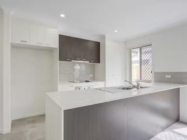 Charming 16 Niels Crescent, Park Ridge, QLD 4125