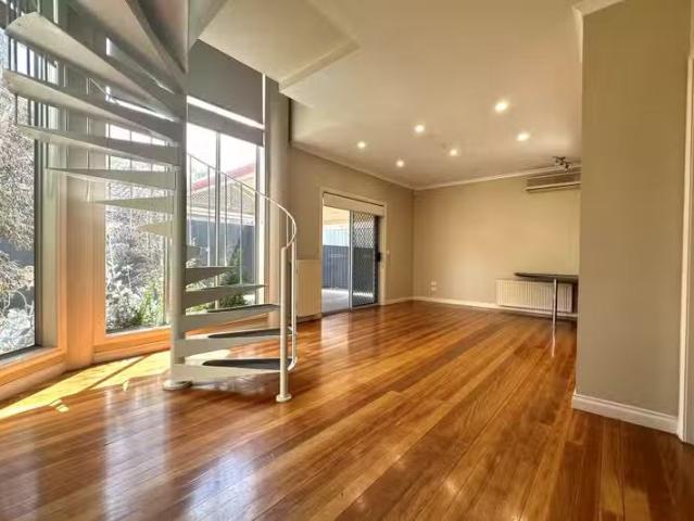 For Rent! 16 Queens Parade, Hillside VIC 3037