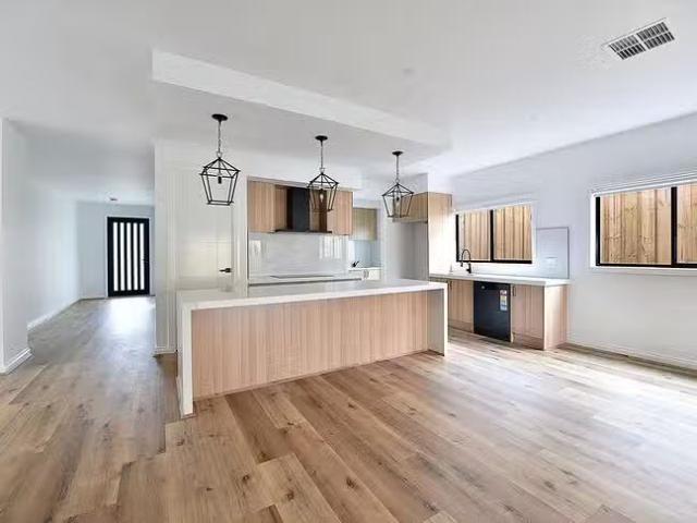 Nice 16 Tatarian Road, Sunbury, VIC 3429