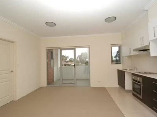 Unique 18/500 President Avenue, Sutherland Apartment for rent.