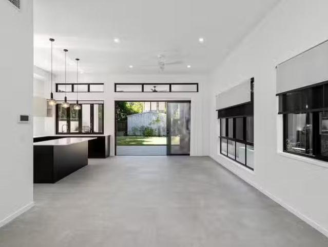 Unique 182 Norman Avenue, Norman Park, QLD 4170