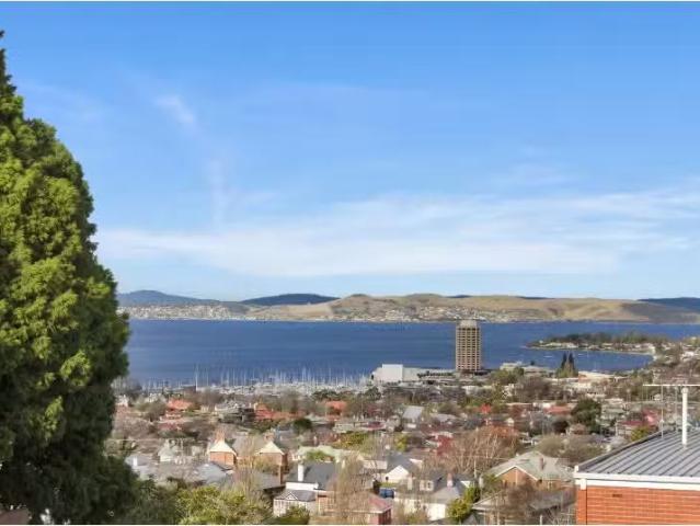 Just in! 18/320 Davey Street, South Hobart House for rent Lis.