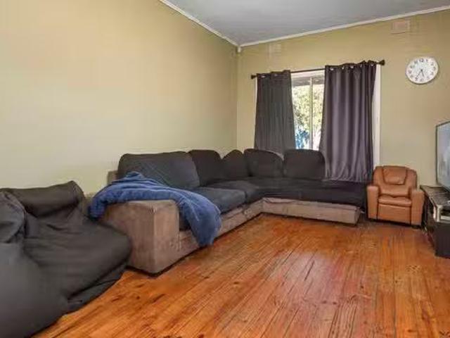 Nice 18 Barton Road, Elizabeth Downs, SA 5113
