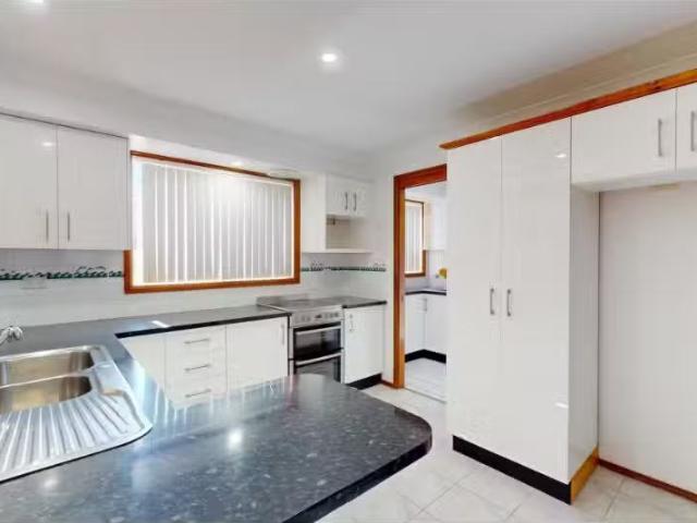 Unique 1/8 Oceanside Drive, Caves Beach Townhouse for rent Li.