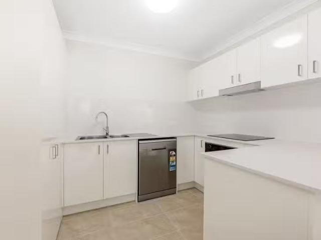 Nice 1/8 Mounthill Street, Hillcrest, QLD 4118
